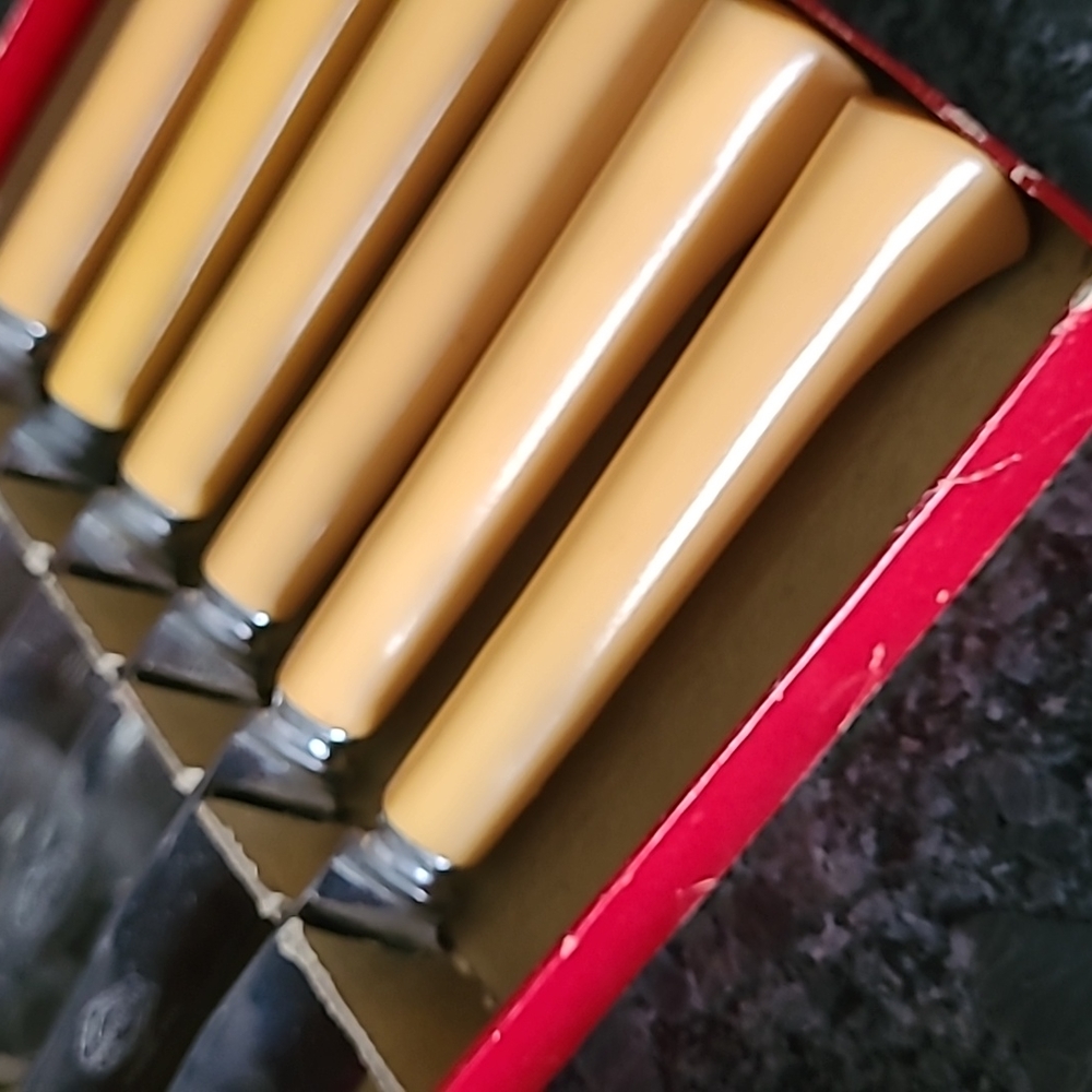 Royal Brand Vintage Stainless Steel and Bakelite Steak Knives - Picture 2 of 7